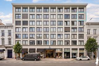 <p><strong>Instapklare en volledig uitgerust appartement in hartje Antwerpen<br /><br /></strong>Dit sfeervolle appartement is gelegen in de Huidevettersstraat, in het bruisende centrum van Antwerpen.<br />Winkels, scholen, openbaar vervoer en gezellige bars en restaurants bevinden zich op wandelafstand, terwijl de nabijgelegen invalswegen zorgen voor uitstekende bereikbaarheid. Een unieke kans voor wie centraal wil wonen of investeren.<br /><br /><strong>Indeling</strong><br />- inkomhal op de vijfde verdieping<br />- apart toilet<br />- woonkamer, zonder inkijk<br />- volledig uitgeruste keuken<br />- aparte slaapkamer<br />- badkamer met ligbad en wastafel<br /><br /><strong>Bijzonderheden<br />- </strong>Algemene kosten ca. 55 euro per maand voor onderhoud gemeenschappelijke delen<br />- Gemeenschappelijke fietsenberging aanwezig</p>