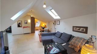 Prachtig 1-slaapkamerappartement gelegen in het centrum van Brugge vlakbij het Minnewater. ** + Volledig afgewerkt met kwaliteitsvolle materialen! ** + Energielabel B! ** + Uitstekende Mobiscore 9,3 op 10! ** ** Omvat inkom, living met volledig ingerichte open keuken, berging, 1slaapkamer, badkamer met ligbad en een kelder. #leukwonen #brugge ** ** Beschikbaar 1 augustus 2026