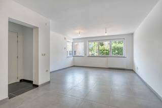 Indeling: gelijkvloerse verdieping: inkomhal/nachthal, toilet, ruime lichtrijke leefruimte met totaal ingerichte open keuken, badkamer met dubbele lavabo en inloopdouche en 2 slaapkamers. De maandelijkse lasten bedragen 35€. Deze omvatten het verbruik van water en elektriciteit in de gemeenschap en het onderhoud van de gemene delen. Er is een autostaanplaats beschikbaar achteraan het gebouw voor een meerprijs van 50€ per maand. Het appartement is gelegen nabij winkels/warenhuizen, scholen, openbaar vervoer, verbindingswegen en station Asse. Onmiddellijk vrij! Indien u graag een bezoek wenst, aarzel niet ons te contacteren op affligem@immoaccenta.be