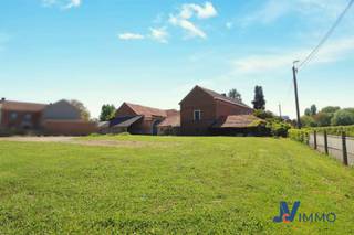 Do you dream of wide open spaces... authenticity... greenery...?Then come and discover this authentic 1712 square farmhouse typical of the beautiful Hesbaye region. Set in grounds of ± 7500 m², this character property will appeal to lovers of history and authenticity, thanks to its timeless charm and generous volumes.The main building offers an ideal layout with over 300 m² of living space. Added to this are numerous outbuildings with a total floor area of ± 900 m², offering countless possibilities for your projects... Let your imagination run wild!Ideally located, this farmhouse is in the immediate vicinity of the E40 and E42 motorways, making it possible to reach Liège in 20 minutes, Namur in 35 minutes and Brussels in 45 minutes. A strategic location combining rural calm and accessibility.Looking for more space? Possibility of acquiring an additional adjoining plot of +/- 1000 m² located in a rural housing zone (lot terrain).For more information or to schedule a visit, visit www.jvcimmo.be or call 019/322.555PLEASE DO NOT DISTURB THE OCCUPANT