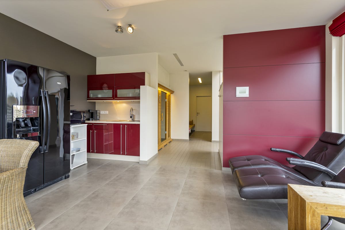 Saunacomplex met zwembad en woonst te koop in Zwevezele. - foto 4