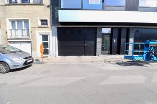 Ondergrondse autostaanplaats te koop in Gent. <br /><br />Gelegen op een gunstige locatie: aan de Coupure en op wandelafstand van het Rabot en het centrum van Gent. De autostaanplaats wordt afgeschermd door een automatische sectionale poort aan de straatkant. <br />Momenteel is deze staanplaats verhuurd.<br /><br />Voor meer informatie contacteer ons via 0473 90 90 94 <br /><br />Stedenbouwkundige inlichtingen in aanvraag
