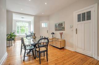Discover this unique apartment (87m²) on the 2nd floor of a beautiful architectural building. Both the building and the iconic elevator are recognized Brussels heritage. You live in an extremely quiet street, near the Parc du Cinquantenaire and the Ambiorix Square.Authentic Charm & LightThe building exudes the coveted authentic atmosphere thanks to the solid wood parquet, the elegant curved windows and the original cast iron radiators.The living space is a beautiful three-part ensemble: one of the two original bedrooms (according to a permit) has been opened into a spacious, bright living room. At the very back is the quiet bedroom. The kitchen and the cozy terrace are fully south-oriented, so you can enjoy a lot of light.Modern Comfort & ExtrasComfort: The bathroom was completely renewed 10 years ago. Equipped with a recent individual gas condensing boiler.EPC: D (very beneficial for a historic building).Extra Space: Includes a private cellar and a “chambre de bonne” in the attic.Overview:- Surface 87m², 2nd floor- Bedrooms: 1 (previously 2)- Outdoor area: South-facing terrace- DESTINATION: Residential areaAre you looking for a ready-to-move-in apartment for sale in Schaerbeek that combines city life with authentic charm? Get in touch today for a viewing!Vaïk Géczyvaik.geczy@dewaele.com+32456721589
