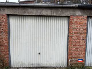 HOBOKEN | GARAGEBOX MET MANUELE KANTELPOORT GELEGEN IN DE DOKTER EMIEL VAN DAMMESTRAAT |geen nutsvoorzieningen | D 6m x B 3m | regio Portugezenhoek...
