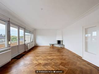 <p>Tel.: 0493 06 24 16<br />E-mail: clara.jacquy@weinvest.be<span></span></p>
<p>We Invest heeft het genoegen u exclusief dit appartement aan te bieden, gelegen op de vijfde en tevens hoogste verdieping van een goed onderhouden gebouw met lift.</p>
<p>Gelegen aan de Boulevard de Liège 154 in Anderlecht, geniet het appartement van een praktische en goed bereikbare ligging, vlakbij winkels, scholen en alle dagelijkse voorzieningen. De buurt biedt bovendien een vlotte verbinding met het centrum van Brussel en de belangrijkste verkeersassen.</p>
<p>Het appartement bestaat uit een inkomhal, talrijke ingebouwde opbergruimtes, een leefruimte met eiken parket en toegang tot een terras, een volledig uitgeruste keuken, een wasruimte, twee slaapkamers, een badkamer en een apart toilet.</p>
<p>U beschikt eveneens over een privatieve kelder, een parkeerplaats en een garagebox, die verplicht samen met het appartement gehuurd worden voor een bijkomende huurprijs van €150/maand.</p>
<p>Beschikbaar vanaf: 15/10/2026<br />EPB: G (vervanging van de raamkozijnen is binnenkort gepland, wat de energieprestaties van het appartement zal verbeteren)<br />Gemeenschappelijke lasten: €150/maand (privéverbruik van de verwarming en onderhoud van de gemeenschappelijke delen)<br />Individuele verwarmingsketel voor het verbruik van warm water.</p>
<p>Wacht niet langer om een bezoek in te plannen!</p>
<p>Ontdek meer exclusieve aanbiedingen op www.weinvest.be.</p>