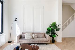 <p>Deze volledig gerenoveerde herenwoning combineert authentieke charme met hedendaags wooncomfort. De woning beschikt over vier ruime slaapkamers, twee stijlvolle badkamers – waarvan één uitgerust met een inloopdouche en een vrijstaand bad – en een gezellig stadstuintje.</p>
<p>De volledig geïnstalleerde keuken vormt het hart van de woning. Dankzij de grote raampartij vloeien binnen- en buitenruimte naadloos in elkaar over, waardoor u optimaal geniet van natuurlijk licht en een aangename connectie met de tuin.</p>
<p>Bij de renovatie werd met veel zorg het karakter van de herenwoning behouden. Authentieke elementen, zoals de elegante visgraatparketvloer, werden harmonieus gecombineerd met een hoogwaardige afwerking en modern comfort. Daarnaast is er een praktische ruimte voorzien voor een wasmachine en droogkast, en beschikt de woning over een ruime kelder.</p>
<p>De ligging is zonder meer een absolute troef. Gelegen in een rustige straat, midden in het bruisende Quartier Latin van Antwerpen, bevindt u zich op wandelafstand van de Botanique, de Vogeltjesmarkt, tal van gezellige horecazaken, winkels en alle voorzieningen die de stad te bieden heeft.</p>