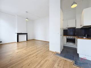 <p><b>SCHAERBEEK</b>, vlak bij het openbaar vervoer en alle voorzieningen, appartement van ± 80 m² op de 1e verdieping van een rustig appartementencomplex. Het bestaat uit een inkomhal, een woonkamer van ± 28 m², een ingerichte keuken, 2 mooie slaapkamers, een badkamer, 1 apart toilet, een kelder en de mogelijkheid om een inpandige parkeerplaats te huren voor 100 € extra per maand. Beschikbaar vanaf 01/06/2026!</p>
<p>EPB: G!</p>
<p><u><strong>Gelegen op de 1e verdieping</strong></u></p>
<ul>
<li>Inkomhal</li>
<li>Apart toilet</li>
<li>Woonkamer van ± 28 m²</li>
<li>Ingerichte keuken (oven, kookplaten, afzuigkap, koelkast, diepvriezer, ruimte voor wasmachine of vaatwasser)</li>
<li>Slaapkamer 1 van ± 20 m² (4,1 x 3,7 m)</li>
<li>Slaapkamer 2 van ± 12,5 m² (2,8 x 2,9 m)</li>
<li>Badkamer</li>
</ul>
<p>Kelder</p>
<p>Overdekte parkeerplaats nr. 1 voor 100 €/maand OPTIONEEL</p>
<p><u>Voorziening voor lasten</u>: 160 €/maand (15 € gemeenschappelijke kosten - 115 € verwarming - 30 € water)</p>