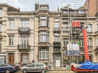 Bezoeken + Info: 0493/209756<br />Een uitstekend gelegen woning van 375m².<br /> <br />GEBOUW:<br />-1 (60m²): 2 slaapkamers, nachthal, badkamer, living, keuken;<br />Gelijkvloers: inkomhal;<br />Eerste verdieping (105m²): 2 slaapkamers, nachthal, badkamer, living, keuken, terras en tuin + 1 slaapkamer, badkamer, keuken;<br />Tweede verdieping (85m²): 1 slaapkamer, badkamer, living, keuken + 1 slaapkamer, badkamer, keuken;<br />Derde verdieping (55m²): 1 slaapkamer, badkamer, living, keuken;<br />Vierde verdieping (60m²): 1 slaapkamer, badkamer, living, keuken + 2 slaapkamers, badkamer, keuken.<br /><br />Buitenschrijnwerk PVC dubbel glas - Verwarming met gaskachels<br />8 individuele tellers water, elektriciteit, gas<br />Perceeloppervlakte: 1a 95ca - K.I.: 1.789 EUR<br />Huurinkomsten: 5100€/maand<br /><br />Stedenbouwkundige inlichtingen in aanvraag.