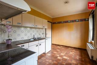 <p>Charmante hoeve met karakter op een toplocatie in Drongen<span></span></p>
<p>In een bijzonder rustige en gegeerde woonwijk in Drongen bevindt zich deze authentieke hoeve boordevol charme en karakter. <br /><br />Gelegen op een perceel van 924 m² biedt deze eigendom een unieke kans voor wie op zoek is naar een karaktervolle woning die volledig naar eigen smaak kan worden gerenoveerd. <br /><br />Bovendien geniet u van een uitstekende ligging, op korte afstand van scholen, winkels en belangrijke invalswegen.</p>
<p>De woning beschikt momenteel over twee slaapkamers en een inpandige garage. <br /><br />Daarnaast biedt de ruime zolder tal van mogelijkheden en kan deze, mits de nodige aanpassingen, worden ingericht als één of meerdere extra slaapkamers. <br /><br />Dankzij de authentieke elementen en de solide constructie vormt deze hoeve het ideale vertrekpunt voor een stijlvolle renovatie waarbij het landelijke karakter behouden blijft en gecombineerd wordt met hedendaags wooncomfort.</p>
<p>Ook buiten overtuigt deze eigendom met een prachtige tuin waar u in alle rust kunt genieten van het groen en de omgeving.</p>
<p>Bent u op zoek naar een renovatieproject met een unieke uitstraling, veel potentieel en een topligging in Drongen? <br /><br />Dan is deze charmante hoeve de ideale kans om uw woondroom werkelijkheid te maken.<br /><br />Bel Top Vastgoed voor een bezoek op 0475 700 700</p>