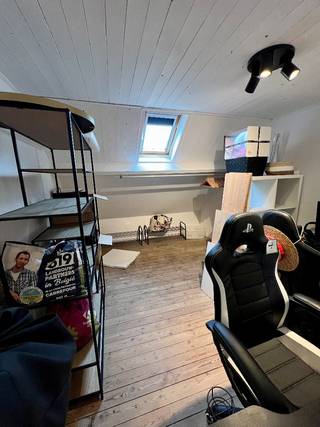 Woonkamer, eetkamer, apparte uitgeruste keuken die aansluit op de veranda. Een tuin met een tuinhuis, badkamer met wastafel, bad en toilet,...