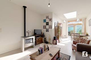 Op wandelafstand van wijkpark De Porre vind je deze verrassend ruime woning, waar licht, gezelligheid en praktisch wooncomfort mooi samenkomen.<br /><br />Bij het binnenkomen leidt de inkomhal je naar de leefruimte. Dankzij het grote schuifraam en de lichtkoepel geniet je hier van bijzonder veel natuurlijk licht. De gaskachel zorgt dan weer voor extra warmte en gezelligheid tijdens de koudere maanden.<br />Aansluitend bevindt zich de volledig geïnstalleerde open keuken, waardoor koken en wonen één mooi geheel vormen.<br /><br />Verder vind je op het gelijkvloers de badkamer met douche en lavabo en een afzonderlijk toilet.<br /><br />Op de eerste verdieping bevindt zich een ruime slaapkamer. De royale overloop biedt bovendien heel wat extra mogelijkheden: richt ze in als dressing, thuisbureau, hobbyruimte of gezellige leeshoek, helemaal volgens jouw noden.<br /><br />Nog een verdieping hoger bevindt zich de zolderuimte, die perfect dienst kan doen als tweede slaapkamer.<br /><br />Ook op energetisch vlak zit je hier goed. De woning beschikt over zonnepanelen en een gunstig EPC-label B, mooi meegenomen voor zowel het wooncomfort als het energieverbruik.<br /><br />Een lichtrijke woning met verrassend veel mogelijkheden én een fijne ligging nabij het groen.<br /><br />Beschikbaar: 01/12/2026