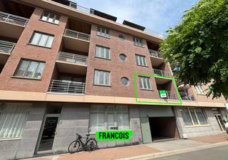 Welkom in residentie Zeebos, waar luxe, comfort en energie-efficiëntie samenkomen. Dit ruime, energiezuinige drieslaapkamerappartement bevindt zich op de eerste verdieping van een prestigieus gebouw, gelegen in een rustige en groene wijk. Met een oppervlakte van maar liefst 108 m² biedt deze woonst alle ruimte en rust die u nodig heeft.<br /><br />Bij binnenkomst via de royale inkomhal valt meteen de ruimte op. Hier is voldoende plaats voor een vestiaire, een gastentoilet en handige bergruimte met aansluiting voor het plaatsen van een wasmachine. Vanuit de hal komt u in de lichtrijke woonkamer, waar de grote raampartijen en de zuidelijke oriëntatie zorgen voor een overvloed aan natuurlijk licht. De open keuken, volledig uitgerust met moderne, vernieuwde toestellen, vormt het hart van deze ruimte en nodigt uit tot gezellige avonden met vrienden en familie.<br /><br />De badkamer is voorzien van alle comfort: een ligbad, dubbele wastafel en een brede douchecabine maken deze ruimte compleet. Aan de achterzijde van het appartement bevinden zich drie ruime slaapkamers, elk met directe toegang tot het achtergelegen terras. Hier kunt u in alle rust genieten van de buitenlucht. Voor fietsen is er een gemeenschappelijke fietsenstalling beschikbaar. <br /><br />Beschikbaarheid: 15/09/2026<br /><br />Provisie algemene kosten : €50/mnd<br /><br />