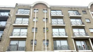 Dit aangename appartement verwelkomt u in een ruime inkomhal en biedt een bijzonder lichtrijke leefruimte met uitzicht op de Markt. Aansluitend...