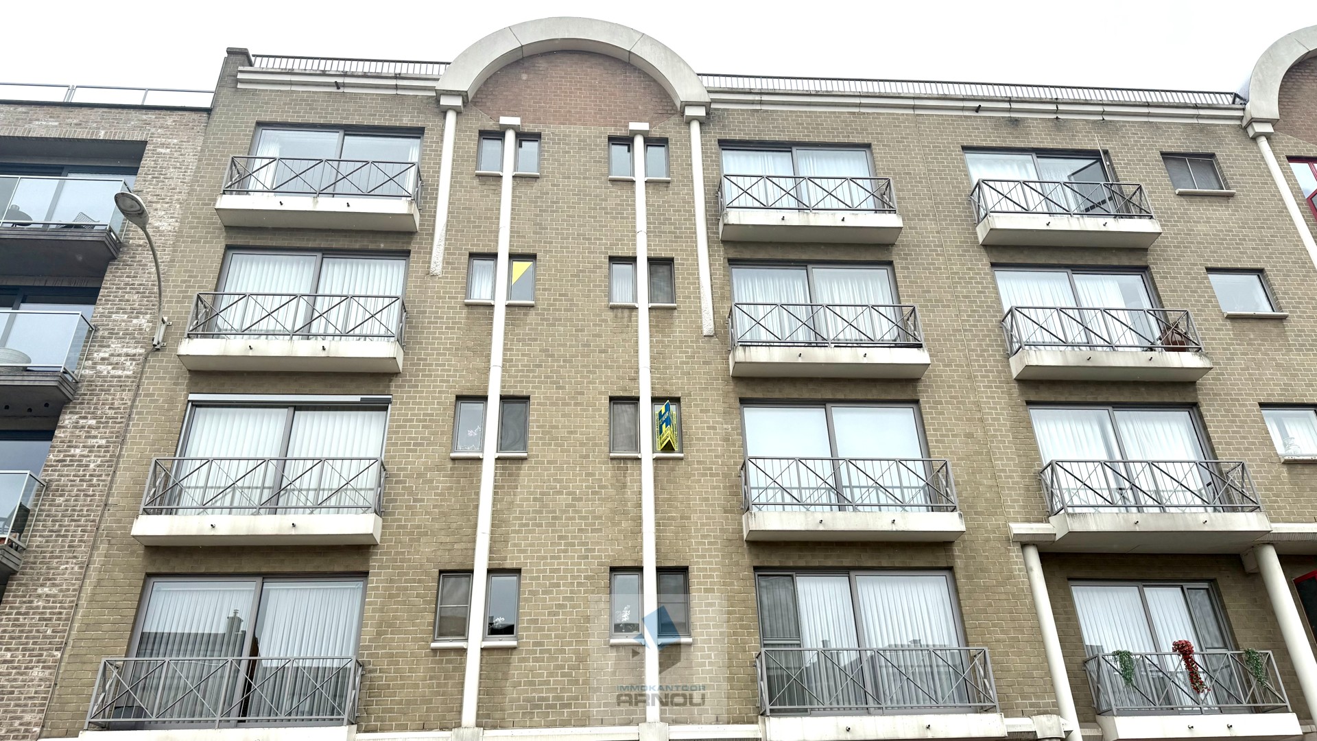 Centraal gelegen, lichtrijk en ruim appartement met 2 slaapkamers en garage - foto 2