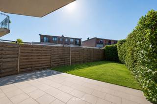 <p>Dit verzorgd en instapklaar gelijkvloers appartement is gelegen in een recent gebouw en combineert een praktische indeling met veel lichtinval en een aangename buitenruimte.<br /><br />Via de inkomhal bereik je de ruime leefruimte met open, volledig uitgeruste keuken. Dankzij de grote raampartijen geniet de leefruimte van een overvloed aan natuurlijk licht en een directe verbinding met het terras en de privatieve tuin. De open keuken is naadloos geïntegreerd in de leefruimte en biedt alle hedendaagse comfort.<br /><br />Verder beschikt het appartement over een volwaardige slaapkamer. De badkamer is uitgerust met zowel een ligbad als een aparte douche en een stijlvol badkamermeubel met wastafel. Daarnaast is er een praktische berging met aansluiting voor een wasmachine en droogkast.<br /><br />Een extra troef is het privatieve terras met aansluitende tuin, bereikbaar vanuit de leefruimte.<br /><br />Een comfortabel en instapklaar appartement met een praktische indeling, veel lichtinval en een aangename buitenruimte.<br /><br />Daarnaast is het appartement voorzien van een buitenstaanplaats, verplicht mee aan te kopen voor € 20.000.</p>