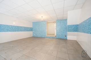 Commercieel gelegen HANDELSPAND met woonstmogelijkheid en uitstekende visibiliteit, ideaal voor horeca, winkel of kantoorruimte op een...