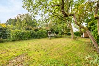 Maison individuelle sur un terrain d'environ 894 m². La maison offre 4 chambres, deux salles de bains et un agréable jardin orienté au sud-ouest avec beaucoup d'intimité. Une base idéale pour ceux qui souhaitent rénover et moderniser la maison selon leurs goûts.<br /><br />Rez-de-chaussée:<br />Le hall d'entrée donne accès aux différentes pièces et à l'escalier menant à l'étage.<br /><br />Le salon forme un espace ouvert et spacieux avec de la place pour un coin salon et un coin repas. De grandes baies vitrées apportent beaucoup de lumière naturelle et créent un agréable contact avec la nature environnante. Un poêle à bois apporte une touche supplémentaire dans le coin salon.<br /><br />La cuisine, actuellement traditionnelle, est adjacente au salon. La disposition actuelle se prête parfaitement à une utilisation plus ouverte et contemporaine, permettant de mieux relier la cuisine, la salle à manger et le jardin.<br /><br />Le rez-de-chaussée comprend également plusieurs pièces pouvant être utilisées de manière flexible comme chambre à coucher, bureau ou espace de loisirs, ainsi qu'une salle de bains avec baignoire/douche et double lavabo. Un débarras pratique complète cet étage.<br /><br />Premier étage:<br />L'escalier en bois mène à un palier spacieux et lumineux avec fenêtre de toit. À cet étage se trouvent 2 chambres supplémentaires et des espaces polyvalents. Une deuxième salle de bains avec douche et lavabo est également présente. Un grand espace de rangement intégré et séparé offre un espace de stockage supplémentaire.<br /><br />Au total, la maison dispose de 4 chambres et 2 salles de bains, offrant des possibilités intéressantes pour une famille ou pour une combinaison de vie et de travail à domicile.<br /><br />Jardin:<br />La maison est entourée d'un jardin mature avec un caractère verdoyant prononcé. Le jardin arrière est orienté au sud-ouest.<br /><br />Détails:<br />- 4 chambres et 2 salles de bains<br />- Jardin orienté au sud-ouest<br />- PEB B - 196 kWh/(m² an)<br />- À moderniser/rénover avec des possibilités de réaménagement intéressantes principalement grâce aux murs extérieurs solides.
