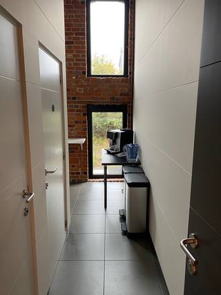 Instapklare kantoorruimte (ca. 150 m²).  Het kantoor is gelegen op het Pottelberg bedrijvencentrum en in de nabijheid van alle invalswegen.  Het kantoor omvat een ruime inkom, een landschapsbureau, een apart bureau met vergaderruimte, een serverruimte, gescheiden sanitair en een kitchenette. De volledige ruimte is voorzien van alle hedendaags comfort en airco. Gratis parking voor de deur.  Er komen per maand nog 100 euro gemeenschappelijke kosten bij de maandelijkse huurprijs.<br />https://www.kortrijk.be/onderneeminkortrijk/aantrekkingspremie-kortrijk