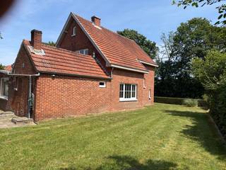 Prachtige gerenoveerde gezinswoning gelegen in rustig landelijk gebied .
Goede verbinding met Nederland als met de rest van de provincie door middel van de Noord-Zuid.
Deze woning is direct beschikbaar en kan vrijblijvend bezocht worden.
Schattingsverslagen in te kijken.
Alle attesten zijn in orde.Asbest EPC enzovoort.
Voor afspraak bel nr. 0032 476694525