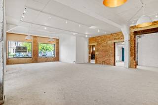 Op een uiterst commerciële locatie, bevindt zich dit ruim casco handelspand van ca. 165 m² pal in het centrum van Schoten.<br />Het handelspand is gelegen op het Marktplein op de hoek van de Zalmenhoflaan en Gelmelenstraat.<br /><br /><strong><span><span>Kenmerken van het handelspand:<br /></span></span></strong><br /><span><strong>Grootte</strong></span>: <br />165 m2 en kelder van 80 m2<br /><br /><span><strong>Uitstekende ligging</strong></span>: <br />Centraal gelegen in het levendige hart van Schoten, met veel voetgangers- en verkeersdrukte.<br /><br /><span><strong>Terrasmogelijkheid</strong></span>: <br />Er kan een terrasvergunning worden aangevraagd voor zowel de voorkant als de zijkant van het pand.<br /><br /><span><strong>Praktische voorzieningen</strong></span>: <br />Achteringang/garagepoort voor gemakkelijk laden en lossen, evenals een grote droge kelder.<br /><br /><span><strong>Omgevingsontwikkelingen</strong></span>: <br />In de directe omgeving wordt momenteel gewerkt aan de Forumgebouwen (toekomstig cultureel centrum met theaterzalen) en is het Gelmelenhof (voormalig politiekantoor) nu de thuisbasis van de muziek- en tekenschool. <br />Dit biedt extra potentieel voor horeca- of cultuur gerelateerde ondernemers.<br /><br /><span><strong>Bijzonderheden</strong></span>: de eigenaar is bereid om in samenspraak met de huurder nog bepaalde werken uit te voeren zoals isolatie, elektriciteit, vloer,...<br /><br />Voor bezoeken en bijkomende informatie: info@waterhuys.be - Vg-Wg-Gvkr-Gvv-Gmo-Gworg