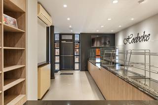 Te koop: handelspand met woonst – Lessensestraat 61, Geraardsbergen
In het hart van Geraardsbergen, op een commerciële toplocatie vlak bij het station, bevindt zich deze ruime en volledig uitgeruste **brood- en banketbakkerij met woonst**. Het pand telt drie bouwlagen en combineert een professionele handelsruimte met een aangename, instapklare woongelegenheid.
Met een totale oppervlakte van 418 m² biedt dit eigendom alle mogelijkheden voor wie wonen en werken wil combineren. De bakkerij is volledig ingericht en functioneel, met aparte werkruimtes, koelinstallatie, bijkeuken en kelder. Alles is aanwezig om meteen van start te gaan of een bestaande zaak verder te zetten.
De woonst boven de handelsruimte is comfortabel en goed onderhouden – ideaal voor wie graag dichtbij de zaak woont. Dankzij de slimme indeling geniet u van voldoende leefruimte en privacy.
De ligging aan de drukbezochte Lessensestraat zorgt voor maximale zichtbaarheid en passage. Bovendien is er parkeerplaats recht voor de deur én extra parking aan het station, op slechts enkele stappen afstand – een absolute troef voor klanten en bewoners.
Het pand beschikt over een EPC-label C en is asbestvrij , wat extra comfort en zekerheid biedt.
Dit is dé kans om wonen en werken te combineren op een strategische locatie!
Voor een bezoek of meer info contacteer Hannes 0456 89 11 64 of hannes@altro-vastgoed.be