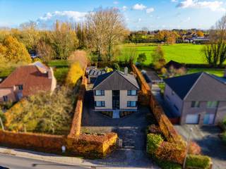 <br /><br />PRACHTIGE,  RUIME VILLA (261m²) met ZWEMBAD op een UITSTEKEND LOCATIE nabij INVALSWEGEN te Kruisem. Deze OPEN BEBOUWING bevindt zich op een RIANT PERCEEL van ca. 1.487 m² (volledig omheind ), omgeven door een SMAAKVOL AANGELEGDE TUIN, compleet met ZWEMBAD en GROTE GARAGE. Dankzij haar 4 VOLWAARDIGE SLAAPKAMERS, aparte BUREAURUIMTE en mooie leefruimtes vormt deze eigendom de PERFECTE GEZINSWONING, maar is ze eveneens UITERST GESCHIKT VOOR ZELFSTANDIGEN die wonen en werken willen combineren. Een bijkomende troef is de aanwezigheid van 15 ZONNEPANELEN, wat resulteert in een ENERGIEZUINIG EPC-label B, ideaal voor wie TOEKOMSTGERICHT en KOSTENBEWUST wil wonen.<br />Op het gelijkvloers betreedt u de woning via de ruime inkomhal, die toegang biedt tot de warme open leefruimte met prachtig zicht op de tuin. Aansluitend bevindt zich de modern ingerichte keuken. Verder vinden we op dit niveau een aparte bureauruimte, wasplaats, berging, vestiaire en een gastentoilet. De 1ste verdieping omvat een ruime nachthal met toegang tot 4 volwaardige slaapkamers, dressing en een modern ingerichte badkamer. Via een valtrap bereikt u de ruime zolder, die tal van opberg- of uitbreidingsmogelijkheden biedt.<br />Buitenshuis geniet u van een zonnig terras, een verzorgde tuin met zwembad en een grote garage, wat het wooncomfort compleet maakt.<br />Bovendien PRIVACY TROEF ! <br /><br />Adres: Beertegemstraat 44, 9750 Kruisem<br /><br />EPC: 169 kWh/m², G-score A en P-score D, Geen renovatieverplichting van toepassing