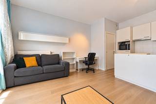 ONTDEK DIT INSTAPKLARE APPARTEMENT TIJDENS ONZE BEZOEKDAG OP 14 OKTOBER. PLAN TIJDIG UW BEZOEKMOMENT IN!<br /><br />Voor meer info en foto’s, surf naar www.swevers.be – Dit instapklare appartement geniet van een bijzonder centrale ligging in de Diestsestraat in Leuven. U woont hier op wandelafstand van het station en het bruisende stadscentrum, met winkels, restaurants, scholen en ontspanning vlakbij. Tegelijk is er een vlotte verbinding richting de autosnelwegen. Een extra troef is de ligging in een straat zonder doorgaand rijdend verkeer, waardoor u centraal woont en toch geniet van een aangename en rustige omgeving.<br />Het appartement beschikt over een praktische indeling met een bewoonbare oppervlakte van 49 m². De lichtrijke leefruimte met open keuken vormt het hart van de woning en geniet dankzij de grote raampartijen van een aangename natuurlijke lichtinval. De parketvloer doorheen het appartement zorgt voor een warme uitstraling. Daarnaast zijn er een aparte slaapkamer, badkamer en praktische berging aanwezig. De slaapkamer bevindt zich aan de rustige achterzijde en biedt voldoende ruimte voor een dubbel bed en kastruimte. Een extra troef is de ruime kelderberging voor extra opbergruimte.<br />Het appartement werd in 2011 gerenoveerd en verkeert in een instapklare staat. Dankzij de combinatie van de centrale ligging, rustige straat, veel lichtinval en aparte slaapkamer is dit een aantrekkelijke woonoplossing voor wie centraal wil wonen of een interessante investering zoekt.<br />Voor meer informatie, bel 011 255 155.<br />Bron bewoonbare oppervlakte: EPC-verslag.