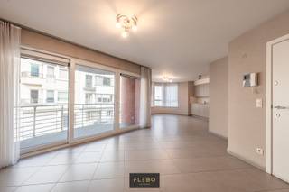 Dit appartement bevindt zich op de eerste verdieping van een goed onderhouden gebouw in het commerciële centrum van Wenduine. De zeedijk en het...