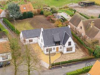 Prachtig gerenoveerde charmante villa met bijgebouw, op 1448m2! Deze villa biedt mooie ruimtes, en werd kwalitatief op en top gerenoveerd met...
