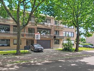 <p>In een aangename en rustige wijk te Mortsel vinden we dit ruim en praktisch ingedeeld appartement met 2 (mogelijkheid tot 3) slaapkamers. Op wandelafstand van openbaar vervoer (tram, trein, bus) en nabij winkels, biedt dit appartement de luxe van een centrale ligging doch in een rustige woonwijk. <br /><br /><strong>INDELING<br /></strong>We betreden het appartement via een ruime inkomhal die toegang biedt tot alle vertrekken. Hier vinden we tevens een kleine bergruimte met de cv-ketel en aansluiting voor wasmachine en droogkast.</p>
<p>De lichtrijke leefruimte geniet van grote raampartijen die uitgeven op het terras aan de voorzijde. Aansluitend bevindt zich de ruime keuken, eveneens met toegang tot het terras.</p>
<p>De badkamer is uitgerust met een dubbele lavabo en ligbad/douche.<br /><br />Achteraan bevinden zich twee volwaardige slaapkamers en een derde kamer die aansluit op de grootste slaapkamer — ideaal als dressing, bureau of extra slaapkamer. Via de grootste slaapkamer hebben we toegang tot het terras, welke toegang geeft tot de private tuin.</p>
<p><strong>BIJZONDERHEDEN<br /></strong>Kleinschalig gebouw.<br />Terras met private tuin.<br />Centrale verwarming d.m.v. condensatieketel op gas.<br />Inclusief garageplaats en kelderberging<br />VK: €100 (minuterie, water, blokpolis, reservefonds, onderhoud van de gang en syndickosten.)<br /><br /></p>
<p>Grondplan en attesten beschikbaar bij 'downloads'.</p>