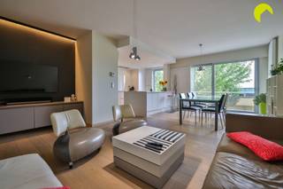 <p><span>Op wandelafstand van het centrum van Edegem vinden we dit volledig gerenoveerd appartement (95m²) met 2 slaapkamers en een praktische kelderberging. Een garagebox achter het gebouw kan bij aangekocht worden aan € 25.000 euro. </span></p><p><span>Het appartementsgebouw, dat dateert van 1977, is gelegen in een rustige woonbuurt, in directe nabijheid van scholen, centrum Edegem, winkels, verbindingswegen en ga zo maar door.</span></p><p><span>Het gebouw zelf wordt goed onderhouden. Er zijn geen aanstaande kosten. Het dak is reeds conform aan de isolatienormen van 2020.</span></p><p><span> </span></p><p><span>Het appartement beschikt overal over dubbele beglazing met aluminium en pvc schrijnwerk. De individuele centrale verwarming verloopt op gas (recente brander). De elektriciteit werd al wel vernieuwd maar voldoet niet aan de voorschriften van het AREI. Er dienen enkele kleine zaken aangepakt te worden.</span></p><p><span> </span></p><p><span>Indeling:</span></p><p><span> </span></p><p><span>We betreden het appartement in de ruime inkomhal met gastentoilet en ingebouwde vestiaire. </span></p><p><span>Zowel de leefruimte (op parket) als de volledig vernieuwde keuken voorzien van alle comfort vinden we vooraan in het appartement. Hier is ook airco voorzien.</span></p><p><span>Centraal in het appartement vinden we de badkamer met douche, dubbele lavabo en aansluiting voor was-en droogmachine.</span></p><p><span> </span></p><p><span>De slaapkamers bevinden zich aan de achterzijde van het gebouw. Beide slaapkamers kijken uit op groen.</span></p><p><span>Er zijn ook overal elektrische rolluiken voorzien.</span></p><p><span> </span></p><p><span>De vaste maandelijkse kosten bedragen circa 120 euro/maand (provisie water, blokpolis, syndicus en onderhoud gemeenschappelijke tuin).</span></p><p><span> </span></p><p><span>Achter het gebouw is er een gemeenschappelijke tuin waar u te midden van het groen tot rust kan komen.</span></p><p><span>Inclusief in de prijs een handige kelderberging. De garagebox kan bij aangekocht worden maar dit is geen verplichting.</span></p><p><span> </span></p><p><span>Graag som ik voor u nog even de pluspunten op van dit prachtige appartement:</span></p><p><span> </span></p><ul><li><span>Centrale locatie, op wandelafstand van het centrum van Edegem en in directe nabijheid van openbaar vervoer, winkels, scholen, ...</span></li><li><span>2 volwaardige slaapkamers </span></li><li><span>Overal dubbele beglazing met aluminium en pvc schrijnwerk, airco in leefruimte/keuken, centrale verwarming op gas</span></li><li><span>Gebouw goed onderhouden: geen aanstaande kosten. </span></li><li><span>Mogelijkheid garagebox achter gebouw bij aan te kopen aan € 25.000</span></li><li><span>Praktische kelderberging inclusief</span></li></ul><p><span> </span></p><p><span>EPC: 191 kWh/m² (B-label)</span></p><p><span>P-score A, G-score A</span></p><p><span> </span></p><p><span>Voor een bezoek ter plaatse kan u ons contacteren op het nummer 03 449 42 41 of mail ons via hallo@habicom.be.</span></p><p><span>Benieuwd naar de waarde van jouw woning? Check het gratis op <span>www.watismijnhuiswaard.be</span></span><span> </span></p><p><span> </span></p>