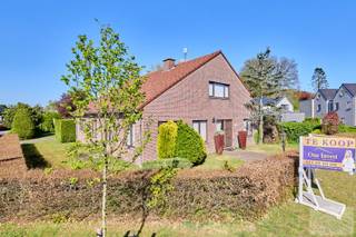 Ruime instapklare woning met tal van uitbreidingsmogelijkheden.Deze ruime en instapklare woning is gelegen op een mooi hoekperceel en biedt een zee...