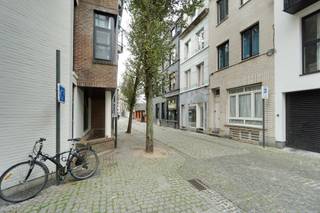 OPBRENGSTEIGENDOM – 3 verhuurde STUDIO’S + Handelsgelijkvloers <br />Zeer centraal gelegen aan het mijnplein op wandelafstand van het strand en uitstekende uitvalsbasis richting luchthaven, bus / trein en autostrade, treffen we deze kleinschalige opbrengsteigendom aan. <br />Via de gemeenschappelijke trappenhal zijn de studio’s toegankelijk. Het handelspand is volledig privatief. <br />De studio’s zijn voorzien van een conformiteitsattest. <br /><br />STUDIO 1 – EERSTE VERDIEPING<br />Indeling: leefruimte met slaaphoek, kitchenette en badkamer met toilet en douche. <br />EPC : 255 kWh/m², conforme elektriciteit <br />Huurprijs: €450/ maand <br /><br />STUDIO 2 – TWEEDE VERDIEPING<br />Indeling: leefruimte met slaaphoek, kitchenette en badkamer met toilet en douche. <br />EPC : 666 kWh/m², conforme elektriciteit<br />Huurprijs: €450/ maand <br /><br />STUDIO 3 – DERDE VERDIEPING<br />Indeling: leefruimte met trap naar het slaapgedeelte, kitchenette en badkamer met douche en privatief toilet. <br />EPC : 570 kWh/m², conforme elektriciteit<br />Huurprijs: €490/ maand <br /><br />Handelspand met toilet, niet verhuurd. <br />Deze is volledig apart te bereiken. ca. 30m².