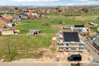 Voor meer info of een bezoek, bel 054 69 39 37 - Goed gelegen bouwgrond in Meerbeke, gesitueerd in een rustige omgeving op wandelafstand van...