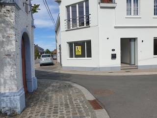 Dit gelijkvloers appartement geeft het gevoel van een woning : aparte voordeur, eigen garage, inkom, grote werkplaats, tuin,....  De woning...