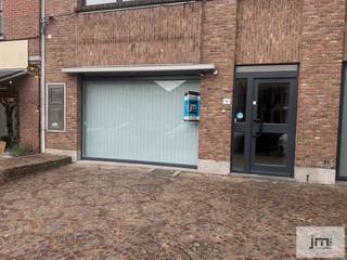 Kantoor- of winkelruimte in het centrum van Wellen.Indeling:Ruime inkomhal/wachtzaal.Aan de linkerzijde 2 grote kantoren die momenteel gescheiden...