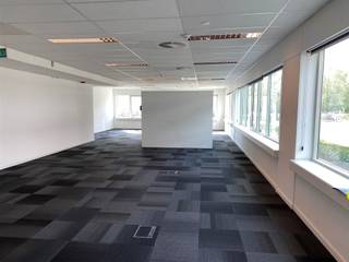 <p>Office Park Mechelen (OPM) biedt moderne en instapklare kantoren te huur in Mechelen, strategisch gelegen tussen Antwerpen en Brussel. Dankzij de ligging recht tegenover Technopolis en vlak bij afrit Mechelen-Zuid (E19) is dit bedrijvenpark perfect bereikbaar met de auto, fiets én het openbaar vervoer. Het station van Mechelen ligt op slechts 2 km, terwijl Brussels Airport en Brucargo in minder dan 15 minuten bereikbaar zijn.</p>
<p>Het kantorencomplex omvat 30.000 m² aan hoogwaardige kantoorruimte, verdeeld over vier moderne gebouwen met ruime boven- en ondergrondse parkeermogelijkheden. De kantoren worden aangeboden als sleutel-op-de-deur oplossingen, wat onmiddellijke ingebruikname mogelijk maakt.<br /><br />FINANCIEEL<br />Huurprijs: €135/m²/jaar<br />Gemeenschappelijke kosten: €37/m²/jaar (indicatie)<br />Onroerende voorheffing: op aanvraag<br />Paarkeerplaatsen<br />- Bovengronds: €475/plaats/jaar<br />- Ondergronds: €925/plaats/jaar</p>
<p><br />Office Park Mechelen is de ideale keuze voor ondernemingen die willen groeien in een centrale, professionele en duurzame werkomgeving in Vlaanderen.</p>