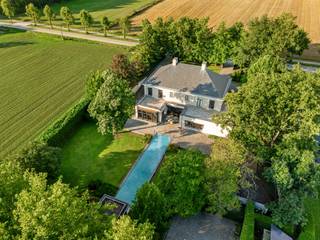 Schitterende strakke manoirvilla op zuidwest gericht perceel van 3.187 m² te Weelde, nabij de Nederlandse grens, op slechts 5 km van het...