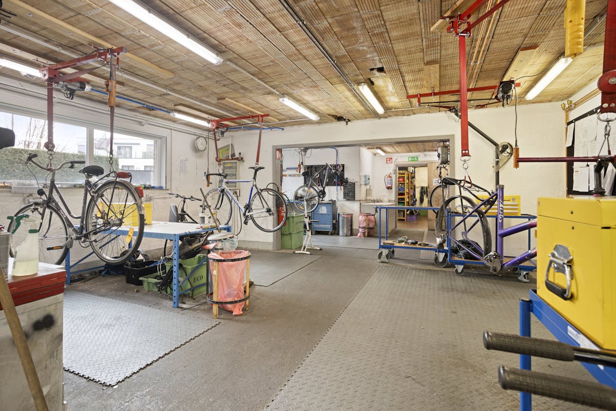 Commercieel bedrijfsgebouw van ca. 400m² met parking - foto 2