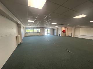 Modern kantoor (213 m²) op de eerste verdieping in de Wijmenstraat 21-K te Mariakerke, vlak bij de oprit R4 en Industrieweg Lievegem.2...