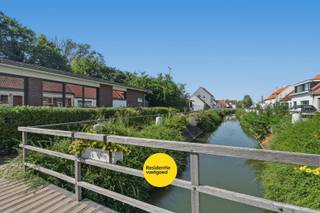 Dit voormalige dienstencentrum, gebouwd in 1973, bevindt zich op een perceel van 973 m² en beschikt over een bebouwde oppervlakte van meer dan 300 m². Het pand omvat onder meer een ruime inkom, hobbylokaal, grote zaal met bar van 169,75 m², sanitairblok, keuken, badkamer, bureau en verschillende bergingen/technische ruimtes.<br /><br />Dankzij de grote open ruimtes, meerdere toegangen naar buiten en de praktische indeling biedt dit gebouw tal van mogelijkheden, waaronder een eventuele residentiële invulling of herbestemming, mits het bekomen van de nodige vergunningen. De rondomliggende tuin en de ruime zaal vormen hierbij absolute troeven.<br /><br />Het pand is voorzien van centrale verwarming en heeft een EPC-label F.<br /><br />Contacteer ons voor meer informatie en bij interesse in een bezoek ter plaatse.