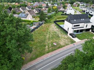 Mooi perceel bouwgrond voor open bebouwing met een oppervlakte van 8a 42ca. Ligt aan de rand van Haacht, alle faciliteiten in de nabije...