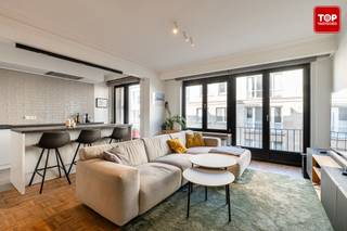 <p>Dit prachtig appartement ligt vlakbij het Sint- Pieters station. <br /><br />Het centrum van Gent is gemakkelijk te bereiken te voet en per fiets. Ook via het openbaar vervoer ben je op enkele minuten in de bruisende stad.<br />Door de nabijheid van het station geraak je via het openbaar overal. Uiteraard via de trein, maar ook tal van bussen en trams hebben daar hun haltes. <br />Supermarkten, scholen en restaurants zijn op wandel en/of fietsafstand terug te vinden. <br /><br />Ook het Citadelpark ligt werkelijk achter de hoek. Even rustig ontspannen, wandelen of genieten van de natuur... <br />Enerzijds is alles dichtbij, anderzijds kan je genieten van de rust. Een unieke combinatie in Gent!<br />Kortom, met de ligging van dit appartement is een auto absoluut niet noodzakelijk. <br />Doch ben je op minder dan 5 min op alle belangrijke toegangswegen de E17, E40 en de R4<br /><br />In 2020 werd het appartement hoogwaardig gerenoveerd! <br /><br />Via de inkomhal komen we terecht in de ruime leefruimte, met open keuken. Deze is volledig geïnstalleerd. Het leefgedeelte is zeer praktisch ingedeeld, zo kan de ruimte optimaal benut worden. Verder vinden we nog de badkamer met inloopdouche, wc, bergruimte met aansluiting voor de wasmachine en 2 ruime slaapkamers terug. Deze zijn beiden voorzien van een balkon, zo kan je steeds genieten van de buitenlucht en de zon. Opnieuw DE ideale combinatie!<br /><br />Extra troeven : <br />- Met zijn energie label B heeft het een gunstige EPC score. <br />- Zowel de slaapkamers als de inkomhal zijn voorzien van ingebouwde kasten. <br />- Er zijn steeds voldoende mogelijkheden om te parkeren in de straat. <br />- Beneden is er nog een extra bergruimte voorzien<br />- Mogelijkheid om de meubels over te nemen<br /><br />Het appartement is zeer goed onderhouden. <br /><br />Je kan van dit gezellige appartement een echte thuis maken! Tevens kan het ook aanzien worden als opbrengsteigendom.<br /><br />Syndickosten zijn 140 Euro/maand<br /><br />Beschikbaar bij akte.<br /><br />Contacteer Topvastgoed voor een bezoek op het nummer 0475 700 700.</p>