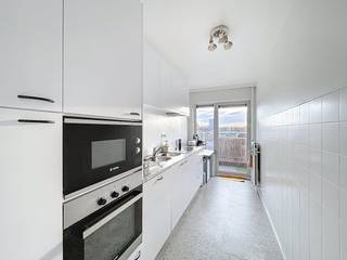 Ruim en instapklaar appartement te huur met 2 slaapkamers en 2 terassen waar je volledig tot rust kan komen.Het appartement onderscheidt zich door zijn fantastische ligging; op wandelafstand van het Gentse stadscentrum en tegelijk ook vlot bereikbaar zowel met de wagen als met het openbaar vervoer. Indeling van het appartement: ruime inkomhal - lichtrijke leefruimte - geïnstalleerde keuken - terras - nachthal met gastentoilet en vestiaireruimte - badkamer - slaapkamer 1 - slaapkamer 2 voorzien van een terras.De gemeenschappelijke kosten onder de vorm van een provisie bedragen 190,00 EUR/maand en dienen voor het onderhoud van de gemene delen alsook voor het privatief verbruik van water en verwarming. Beschikbaar vanaf 01/03/2026.