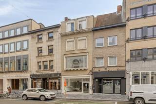 Handelspand van ca. 239 m² te koop in het centrum van Kortrijk op 50 meter van de Grote Markt. Indeling: - Gelijkvloers ca. 100 m²- 1e verdieping...
