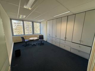 Dit modern gebouw met hoge afwerkingsgraad werd recentelijk gerenoveerd, heeft een unieke façade en geniet van een uitstekende zichtbaarheid. Met...