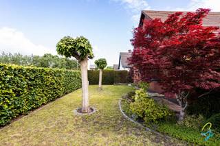 Bent u op zoek naar een karaktervolle woning met veel ruimte en potentieel? Dan is deze charmante vrijstaande woning zeker een bezoek waard!<br /><br />Bij het binnenkomen wordt u meteen verwelkomd door een indrukwekkende inkomhal die de woning een stijlvolle uitstraling geeft. Aansluitend bevindt zich een aparte bureauruimte, ideaal voor thuiswerk of een vrij beroep.<br /><br />De woning beschikt over een grote en lichtrijke leefruimte waar het aangenaam vertoeven is met het hele gezin. De aparte keuken biedt tal van renovatiemogelijkheden om ze volledig naar eigen smaak in te richten. Verder is er nog een praktische wasplaats en een inpandige garage aanwezig.<br /><br />Buiten is er een aangename buitenruimte met een praktische tuinberging, ideaal voor extra opslagruimte of tuinmateriaal.<br /><br />Op de verdieping bevinden zich drie volwaardige slaapkamers en een badkamer.<br /><br />Deze woning combineert charme, ruimte en potentieel in Wichelen. Ideaal voor wie op zoek is naar een woning met karakter die men verder naar eigen wens kan moderniseren.<br /><br />Graag een bezoek bel Els Deschuyffeleer 0472/61.58.67 of mail naar els@cornelis-goeman.be