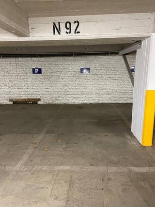 immo DAVID stelt voor: overdekte staanplaats op de Livornostraat in Sint GillisWie op zoek is naar een staanplaats in het centrum van het bruisende...