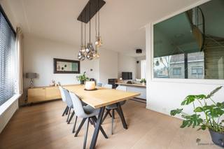 <p><span>Indeling:</span></p><p><span>Op het gelijkvloers bevindt zich een brede inkomhal met toegang tot de inpandige garage (voorzien van elektrische poort en toegangscode), de kelder en een praktische bergruimte/washok met aansluitingen voor wasmachine en droogkast. Deze ruimte biedt bovendien heel wat extra opbergruimte en heeft een achterdeur naar het terras en de tuin.</span></p><p><span>Op de eerste verdieping treffen we de zeer ruime en volledig uitgeruste keuken, voorzien van spoelbak, vaatwasser, kookplaat, dampkap en oven. Vanuit de keuken leidt een trap rechtstreeks naar het terras en de zonnige tuin, waar het dankzij de zuidwestoriëntatie heerlijk vertoeven is. De gezellige woonkamer op kwalitatieve parketvloer in zachte eik geniet van veel natuurlijk licht dankzij de grote ramen. Op deze verdieping is ook een gastentoilet aanwezig.</span></p><p><span>De tweede verdieping omvat een badkamer met ligbad, wastafel en toilet, twee slaapkamers met ingemaakte kasten en een derde kamer. Vanuit deze derde kamer vertrekt een trap naar de afgewerkte zolder, ideaal als extra slaapkamer, bureau of hobbyruimte.</span></p><p><span>Troeven:</span></p><ul><li><span>Op elke verdieping is een parlofoon aanwezig waarmee de voordeur kan worden ontgrendeld.</span></li><li><span>Garage + opbergruimte aanwezig</span></li><li><span>Centrale ligging</span></li></ul><p><span> </span></p><p><span>Locatie: </span></p><p><span>De woning bevindt zich in de Verhoevenlei in Brasschaat, een rustige straat in een bijzonder gegeerde woonomgeving. Op korte afstand vind je winkels, scholen, sportfaciliteiten en openbaar vervoer, terwijl je tegelijk geniet van de nabijheid van het Park van Brasschaat, het Peerdsbos en andere groene domeinen. Dankzij de gunstige ligging ben je in enkele minuten op belangrijke invalswegen richting Antwerpen en Nederland, zonder in te boeten aan woonkwaliteit en rust.</span></p><p><span> </span></p><p><span> </span></p>