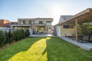 <p>Luxueus en energetisch (label A) gerenoveerde Art-Déco woning in dorpskern Maria-ter-Heide (Brasschaat).<br />Zeer centraal gelegen, op wandelafstand van winkels, scholen en openbaar vervoer maar ook vlot bereikbaar via invalswegen en autostrade.<br />Indeling: authentieke inkomhal met vestiairekast, via stalen deur naar leefkamer in 2 delen en ingemaakte bureau-corner, volledig ingerichte keuken met alle toestellen en prachtig zicht op de verzorgde tuin, bijkeuken/berging en gastentoilet, garage(hobbyruimte) met overdekte lounge;<br />V1: master bedroom met ensuite badkamer met douche en bad, 2 kinderkamers, 2de badkamer met douche/wasplaats.<br />Extra's: woning is voorzien van alle moderne comfort en met extra aandacht voor energiezuinigheid: warmtepomp (lucht-water) met vloerverwarming, airco's, zonnepanelen, domotica, ventilatie type D, ASBESTVEILIG<br />De woning werd afgewerkt met kwalitatieve materialen, veel ingemaakte kasten, tuinberegening,...</p>